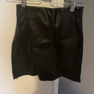 Svart kjol - Fake läder kjol från Gina tricot. Knappt använd. 