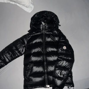 Moncler maya - Vacker moncler maya med inga defekter, nfc och qr koden funkar. Jackan är i storlek 2 vilket motsvarar M men funkar bra för S. Pris kan diskuteras vid snabb affär. 