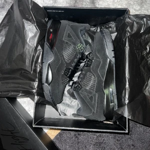 Jordan 4 Black Cat - Helt oanvända och tvärfeta Jordans. Pris kan diskuteras vid snabb affär.