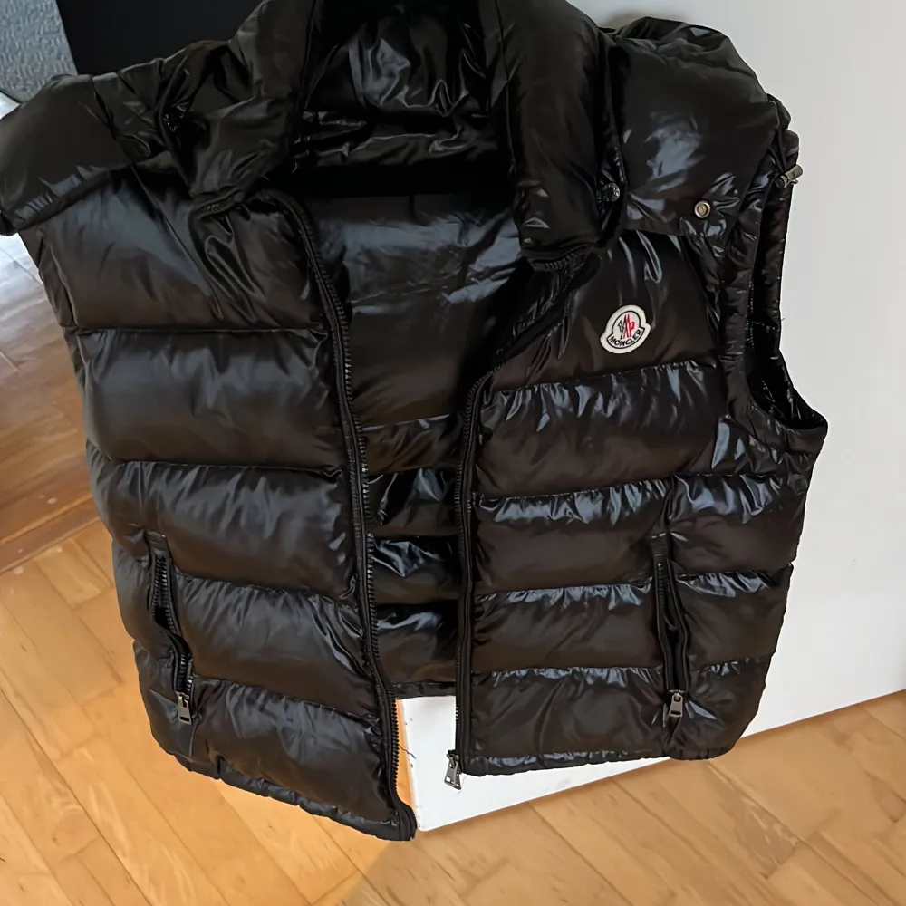 Moncler väst, inte använd något, pris kan diskuteras vid snabb affär, inga skador eller liknande, kan få flera bilder om ni skriver, passar både M och L. Jackor.