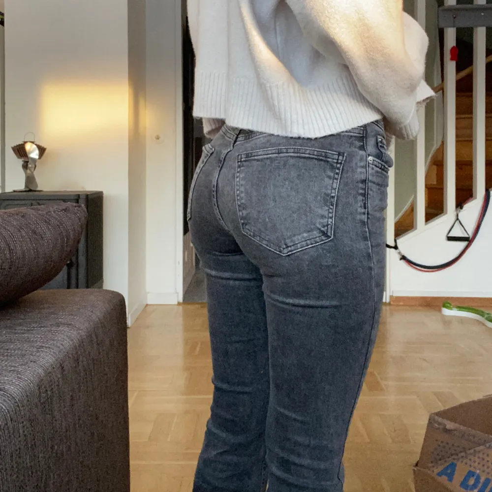 Säljer dessa snygga low waist jeans från Gina Tricot. De är använda 3 ggr ungefär så i nyskick. Storlek 34 men uppsydda så det passar mig som är 163cm. . Jeans & Byxor.