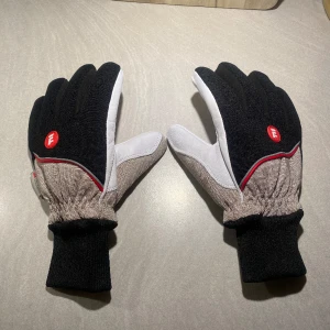 Vinterhandskar - Varma vinterhandskar av bra märke.  Tål upp till -30c Nypris 259kr