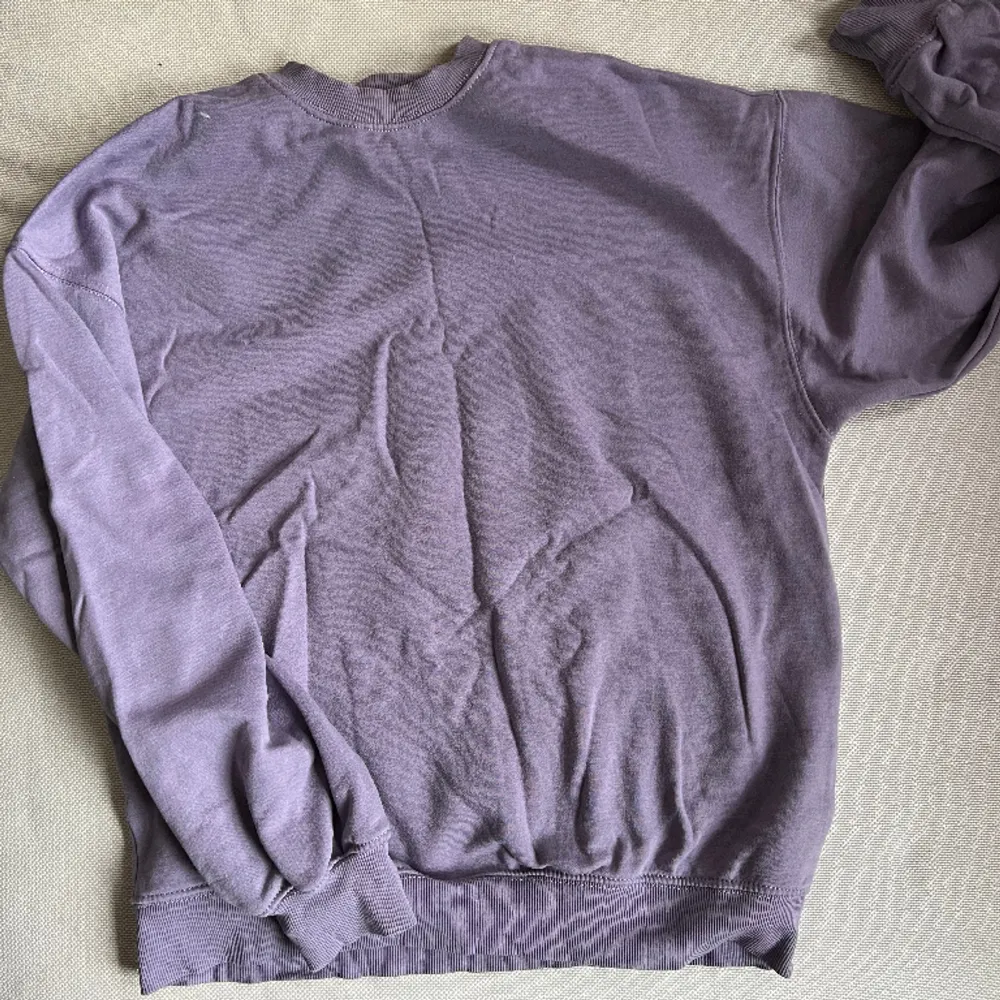 Lila sweatshirt i storlek xs från HM. Är oversized i modellen så passar även en s/m beroende på hur man vill att den ska sitta. Tröjor & Koftor.