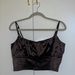 Topp  - En jättefin mörkbrun glittrig topp ifrån H&M. Helt oanvänd i storlek M🤎