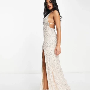 Balklänning  - Säljer min balklänning i storlek 34, har endast använt den en gång så den är i bra skick och har inga fläckar.