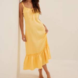 Superfin gul klänning från NA-KD💛 Använd en gång, nypris 500kr🪩💛 