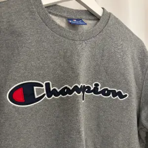Säljer min sweatshirt från champion i fint skick🤍