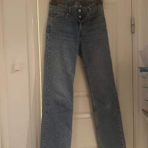 Mid waist Mörkblåa jeans från weekday. strl 25/32. Skriv i dm om ni vill köpa eller minska pris💕