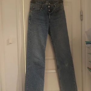 Jeans - Mid waist Mörkblåa jeans från weekday. strl 25/32. Skriv i dm om ni vill köpa eller minska pris💕