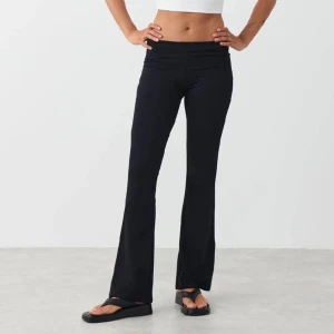 Gina tricot yoga pants - Säljer mina Gina byxor❤️ säljer pågrund av att dom inte riktigt sitter som jag vill och dom är lite stora på mig ❤️ svarta i storlek S