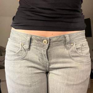 Super fina ljus grå lågmidjade bootcut jeans från ltb, storlek 27/34, långa på mig som är 169. De är väldigt stretchiga så passar nog även storlekar mindre samt större. Nypris 829, pris kan diskuteras! Skriv för mått eller andra frågor!💕