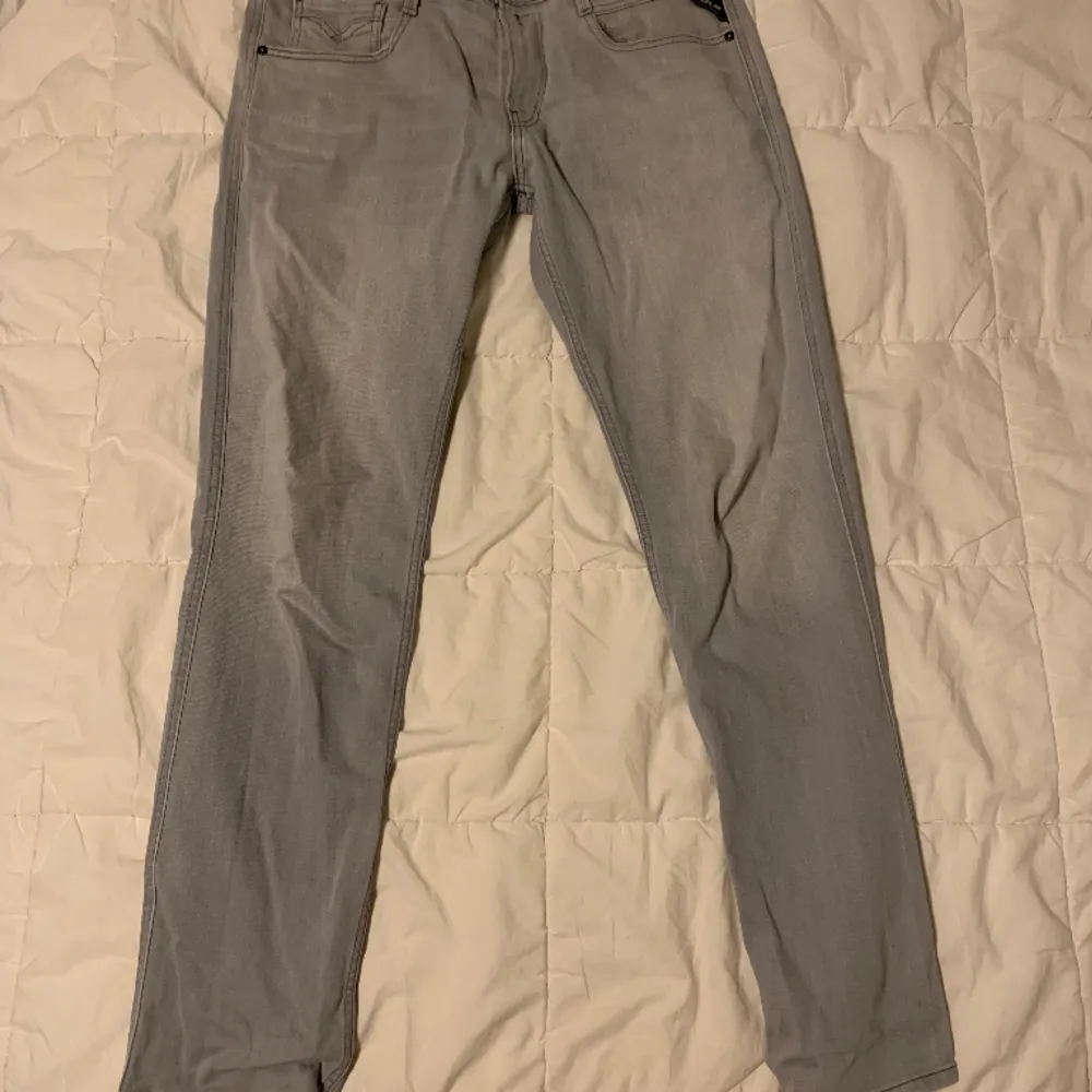 Säljer dessa snygga gråa Replay jeans eftersom dem tyvärr är för stora. Byxorna har ingen skada och har ett pris som går att diskuteras. . Jeans & Byxor.