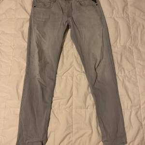 Säljer dessa snygga gråa Replay jeans eftersom dem tyvärr är för stora. Byxorna har ingen skada och har ett pris som går att diskuteras. 