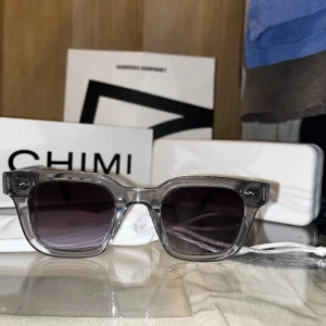 CHIMI 04’ Grey - Perfekta solglasögon till Vår/Sommar. Stilrena och bekväma. Använda få gånger och köpta på NK i Stockholm 🍾 Kvitto finns 💯 Mvh Nils