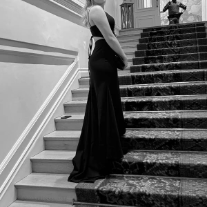 Balklänning - Säljer denna otroligt fina balklänning från Gino Ceruti, en 2024 modell med släp baktill. Endast använd under ett tillfälle men har ingen användning för den längre. Nypris ligger på 4900 men säljer den för 3000kr. Priset går eventuellt att diskutera☺️