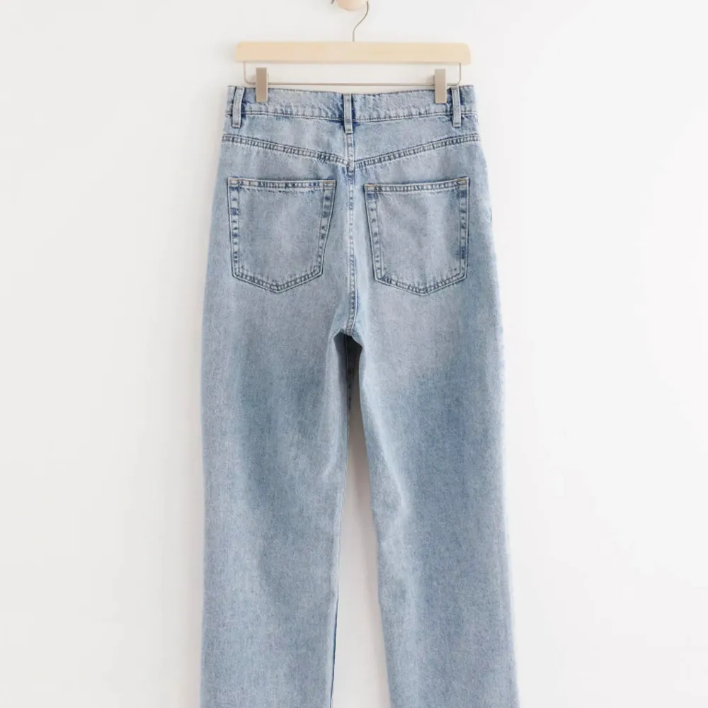 Ljusblåa jeans från Lindex sällan använda, väldigt mjuka och sitter snyggt.   Storlek: 44  Ordinarie pris: 499:-. Jeans & Byxor.