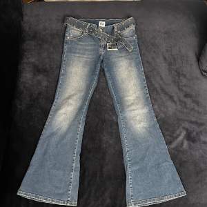Jätte fin jeans köpa från urban outfitters🩷 den sitter jätte bra på M✨, anledningen att jag säljer den att den är för kort jag är 174cm 🩷