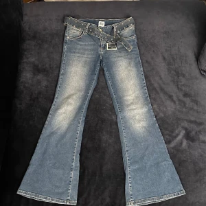 Jeans från urban outfitters  - Jätte fin jeans köpa från urban outfitters🩷 den sitter jätte bra på M✨, anledningen att jag säljer den att den är för kort jag är 174cm 🩷