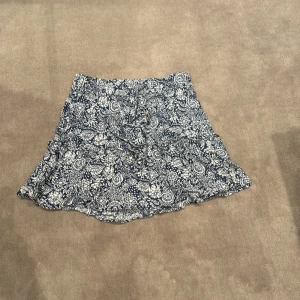 sommar kjol - En jätte fin nästan oandvänd kjol som jag säljer pågrund av att den inte kommer till andvändning. Den har inbyggda shorts.