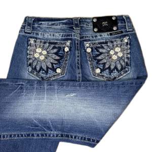 Miss Me jeans i modellen ”JP5721B/boot” midjemåttet rakt över är 38,5cm. Ytterbenet 105cm och innerbenet 83cm. Jeansen är som nya. Kontakta vid intresse!