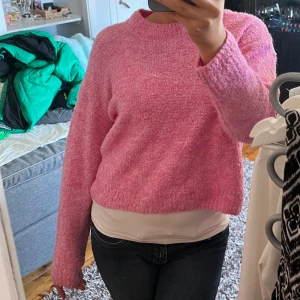 Stickad tröja - Stickad tröja från lefties! I storlek XL men skulle säga M då jag är en M. Om den ska vara lite oversized då rekommenderar jag för S🩷