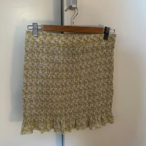 Sommarkjol - Fin sommarkjol med lite ribbat material o volang nertill. Använd endast en gång! Sitter tight mot kroppen o framhäver kroppen