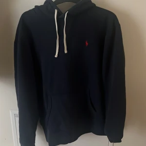 Ralph lauren hoodie - Säljer nu denna feta raffe hoodien i bra skick.  storlek M säljs pga då den inte används längre. Skriv vid frågor pris kan diskuteras vid snabb affär