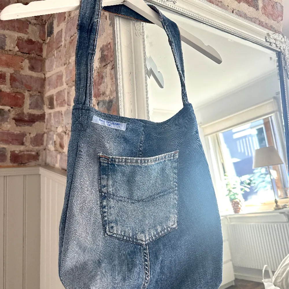En av våra blåa väskor, lite mindre i modellen än resterande. Passar perfekt till våren eller för att piffa upp en svart outfit!🩵. Väskor.