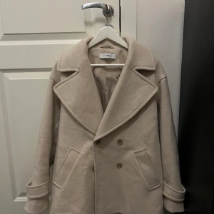 Kappa - Beige kappa från Ellos, aldrig använd.  Storlek 36