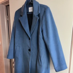 Stilig ullkappa  - Knappt använd,väldigt fin ull material 