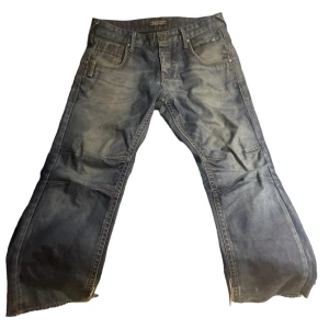 drainer jeans - ett par drainiga jeans med tvär feta bakfickor, perfekt för dig som gillar den stilen. de har en baggy passform och de är lite klippta vid sidan av båda byxbenen för en lite mer bootcut fit. kom privat för mer info