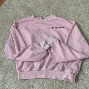 Rosa black pink sweatshirt från h&m 🥥 inga defekter 🍓storlek är SX 