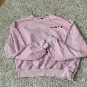 Rosa black pink sweatshirt från h&m 🥥 inga defekter 🍓storlek är SX 