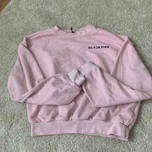 Rosa blackpink sweatshirt  - Rosa black pink sweatshirt från h&m 🥥 inga defekter 🍓storlek är SX 