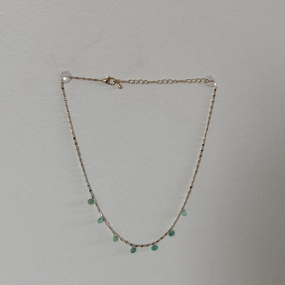 Fint halsband från HM🫶🏻. På längden är halsbandet tot 45cm⭐️. Bra skick 💕använd Max 5 gånger. Kjedjan är guld och ”pärlorna” marmor gröna 💛💚. Accessoarer.