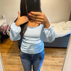 Blå blus - Super fin blus från veromoda!💋 Köptes förra sommaren men kommer inte till användning längre! Bra skick