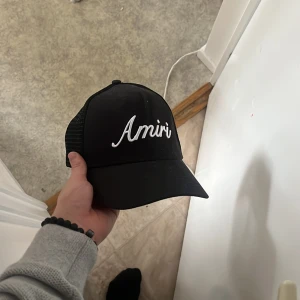 amiri keps - harinte kvittot därav priset kepsen går för 3500 ny vill sälja den har aldrig keps längre böttre pris finns när de är en snabb deal för att jag inye har enått kvitto på den så säljer jag den snabbt och billigt
