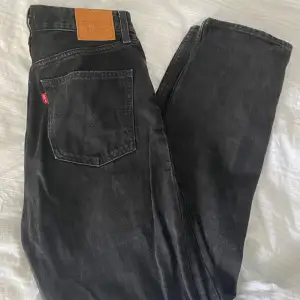 Jeans från Levi’s i storlek W29, passar mig som har 38-40 i byxor! Dessa är i väldigt bra skick då de tyvärr inte kommit till den använding jag hoppades. Nypris 1199, säljer för 350kr eller prisförslag! 