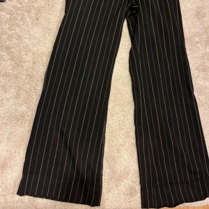 Kostymbyxor  - Jätte snygga, oversized Strlk 42 passar 38-42 beroende på hur man vill att de ska sitta på💕