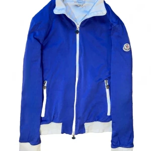 Moncler Maglia Zip Up - - Blå - Storlek: Large - Fint skick (9/10) - Nypris: 6000 SEK