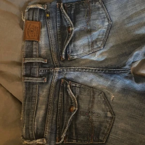 Lucky Brand lowwaist - Säljer dem här så snygga lågmidjade lucky brand jeansen då jag ej använder längre. Enda defekterna är att jeansen är slitna nertill. Midja 36cm Innerben 84cm.  skriv priv för fler bilder 💕🌟✨