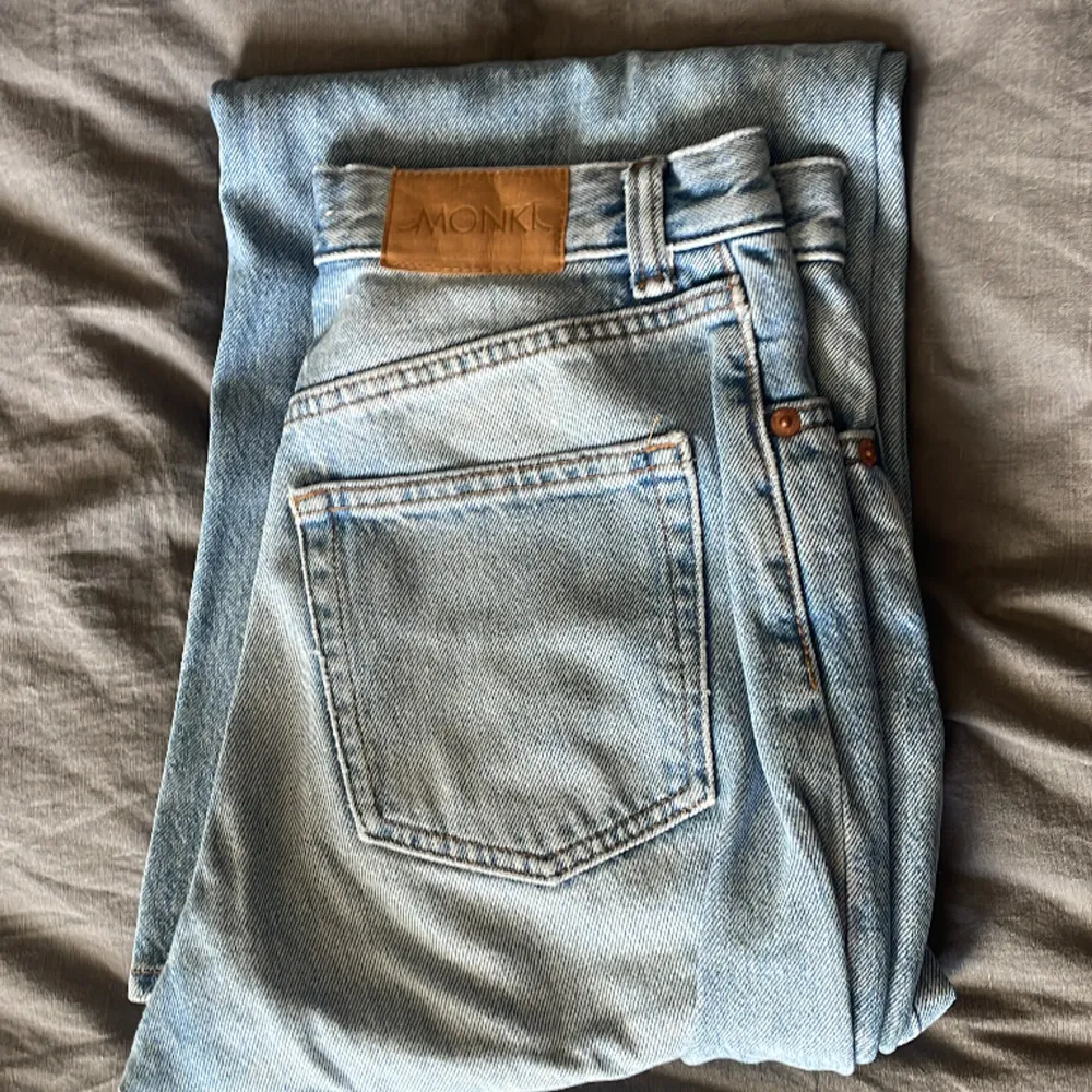 Högmidjade jeans från monki (strl 26). Det är ett par wide leg jeans. . Jeans & Byxor.