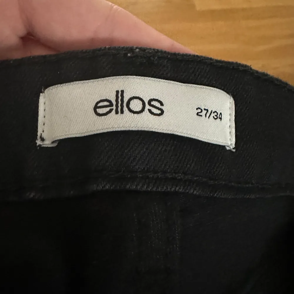 Säljer mina fina jeans från Ellos då de inte passar längre tyvärr. Super bra skick, Low waist bootcut . Nypris 400 kr mitt pris 100 kr! Långa i benen🖤🌟. Jeans & Byxor.