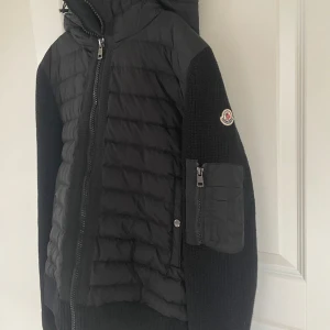 Moncler Cardigan  - Moncler cardigan i perfekt skick. Storlek L men passar M, det är bara att höra av sig om ni har nån fråga. Pris kan diskuteras!