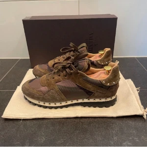 Valentino rockrunners - Riktigt feta och sällsynta rockrunners till de bästa priset på marknaden.  Skorna är i otroligt bra skick, 83 av 84 nitar är kvar. Box medföljer.✅