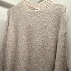 Stickad tröja - KappAhl - Säljer en stickad tröja från KappAhl i fint skick, använd några få gånger. Köptes för 399 kr.