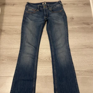 Low waist jeans - Säljer dessa låg midjade jeansen som jag köpt här på Plick då de va lite för stora för mig🫶🏽 I bra skick. Midjemått ca 37,5cm tvärs över och innerbenslängden är 80cm (de är stretchiga i materialet)