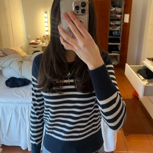 randig stickad tröja - randig tröja från espirit. storlek xs. använd fåtal gånger (max 5 gånger), inte knopprig och super skönt material. nypris 500kr❤️