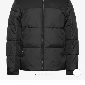 vinterjacka herr  - Helt ny vinterjacka som är använd bara 3 gånger.. köpt för 3599kr och säljer för 1800kr 