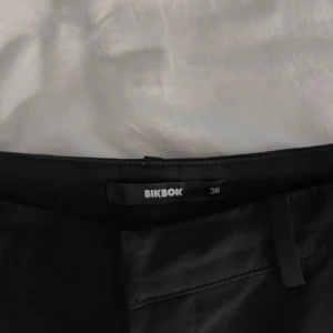 Lågmidjade kostymbyxor - Kostymbyxor från bikbok med låg midja sljes pga jag inte passar dom nåmer och har köpt nya storlek 36 det är den vanliga längden osäker vilken modell med de är bootcut 